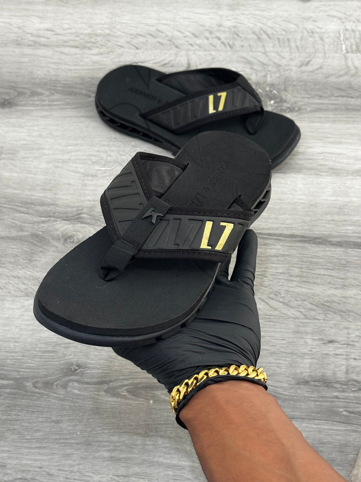 Chinelo L7