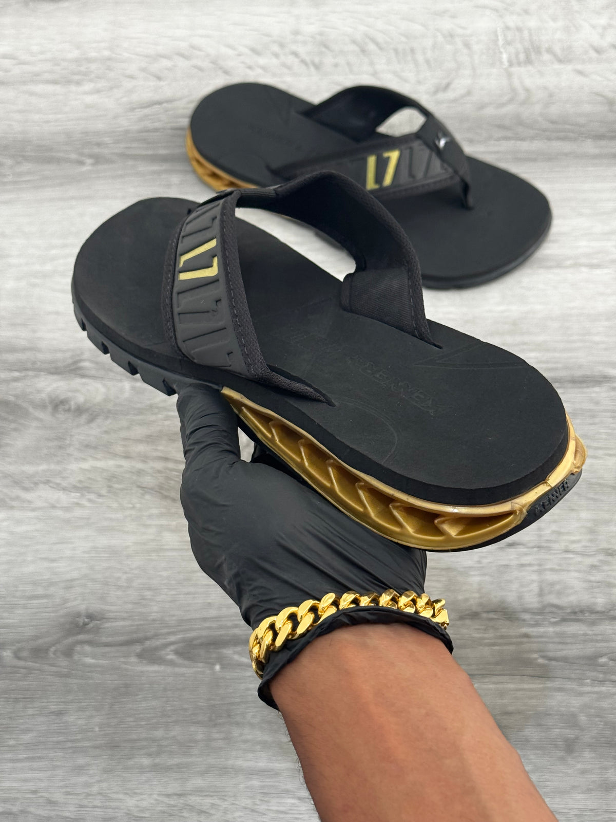 Chinelo L7