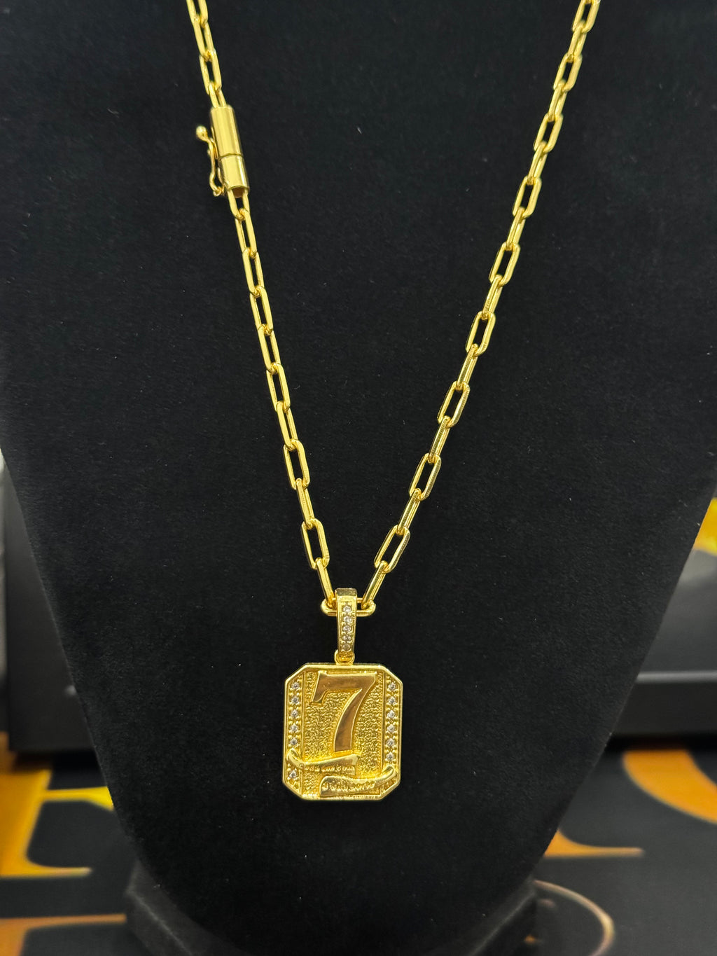 Friso Cartier 5mm  tamanho 70cm + Pingente Placa 7 Cravejado - banhado a ouro 18k