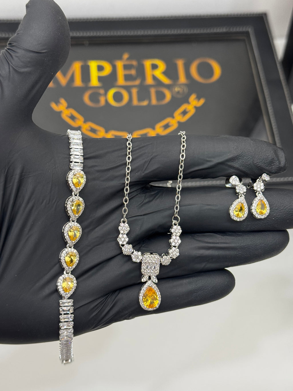 Conjunto Gota Amarela Pedraria BRINCOS+ PULSEIRA E COLAR