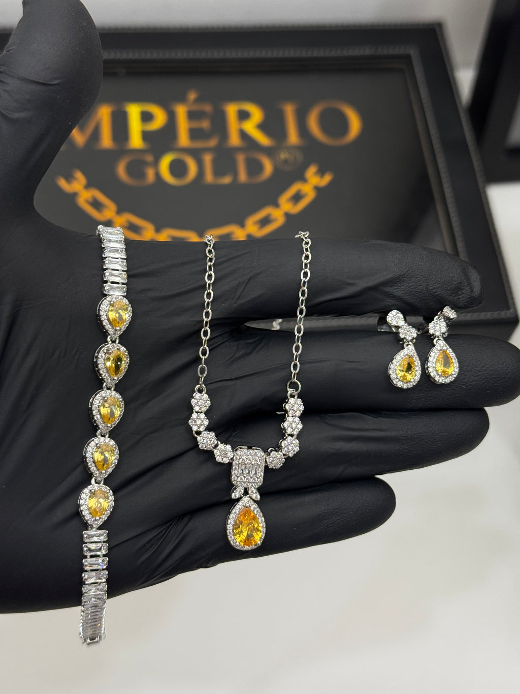 Conjunto Gota Amarela Pedraria BRINCOS+ PULSEIRA E COLAR