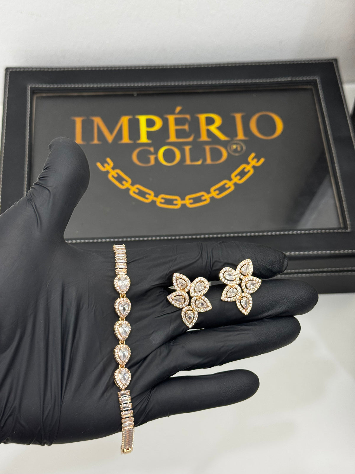 Conjunto pulseira+ Brincos Pedraria Branca