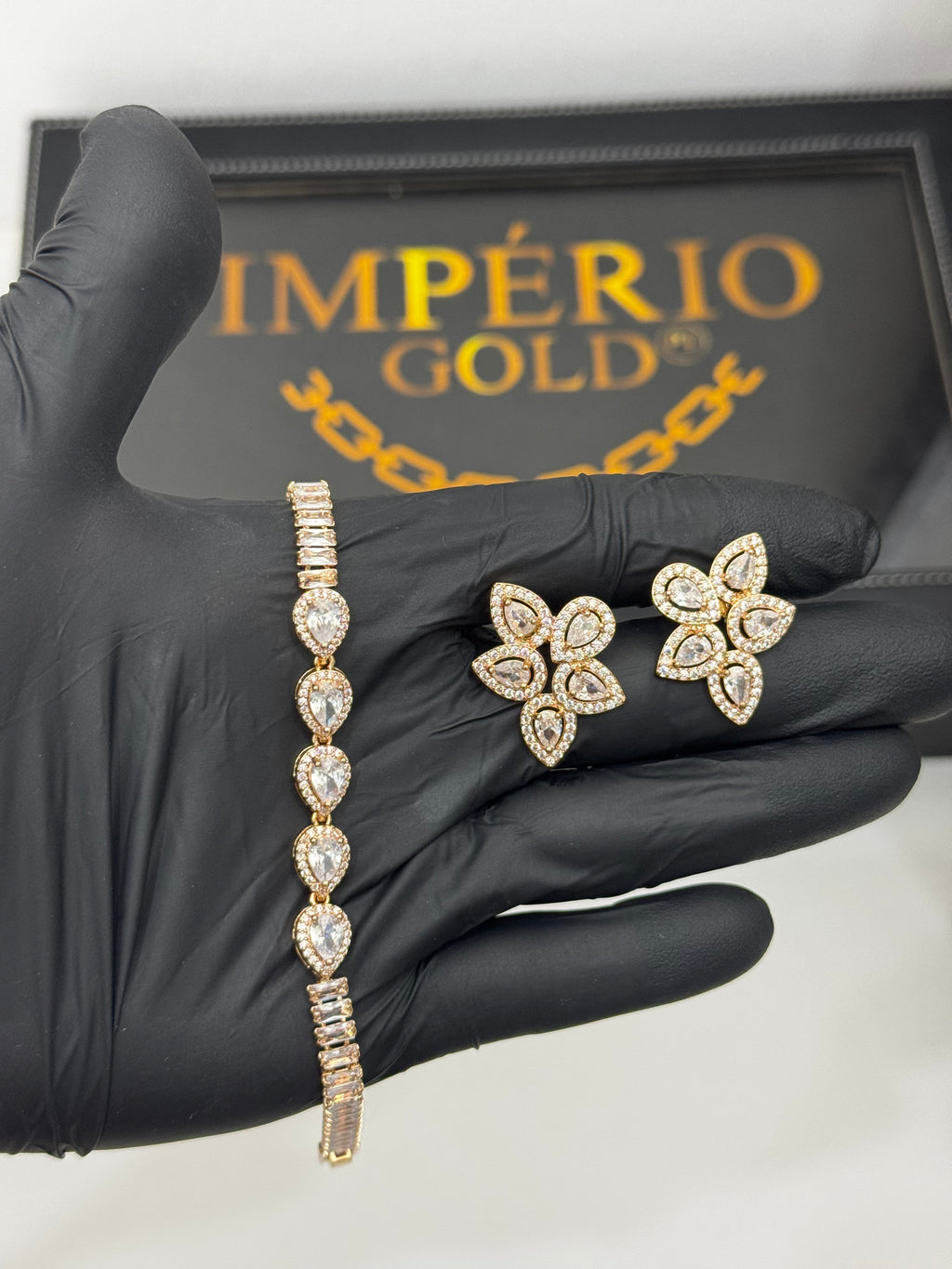 Conjunto pulseira+ Brincos Pedraria Branca