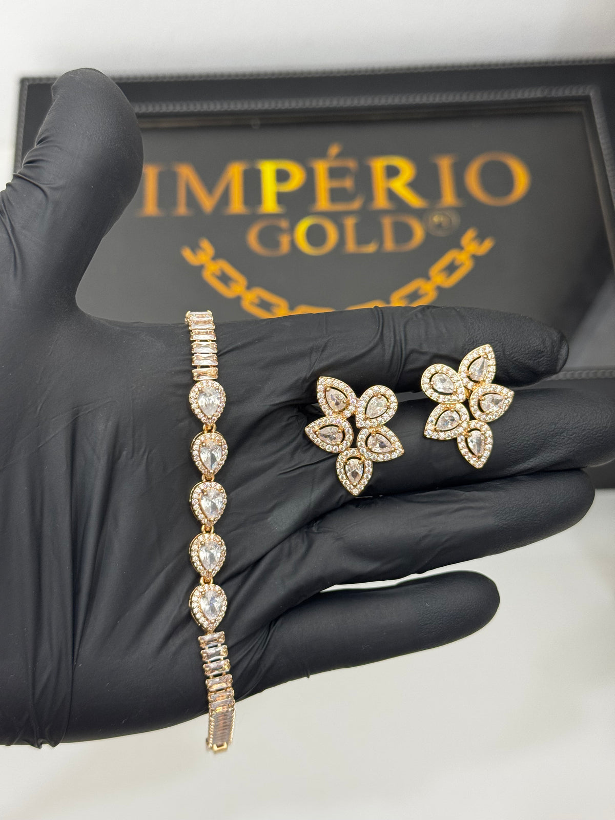 Conjunto pulseira+ Brincos Pedraria Branca