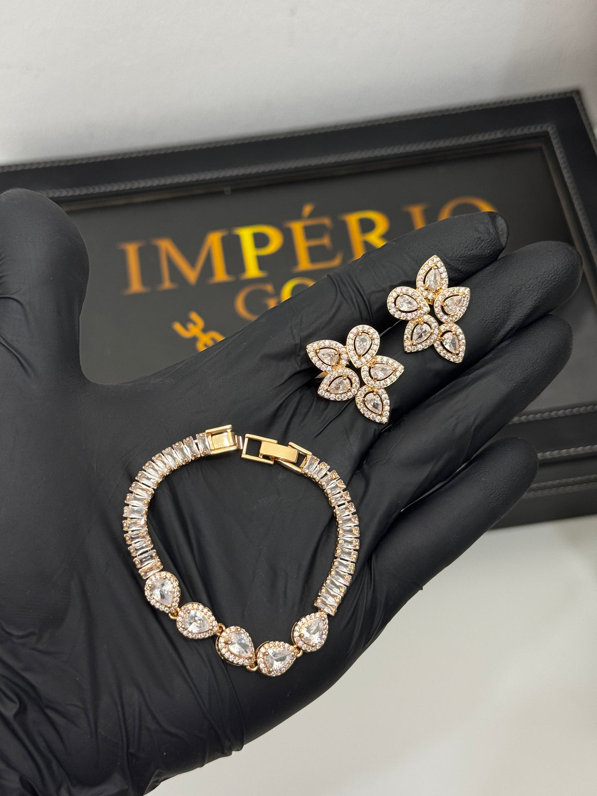 Conjunto pulseira+ Brincos Pedraria Branca