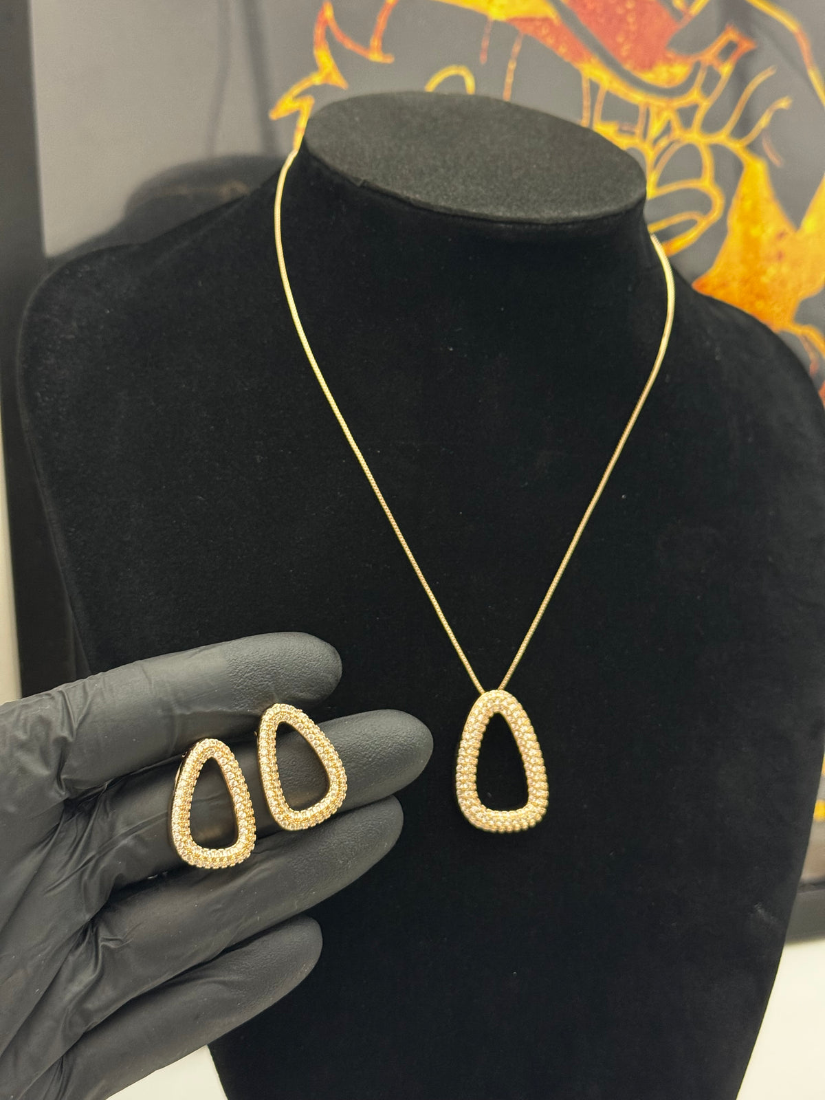 Conjunto Brincos+ Colar vazado banho ouro