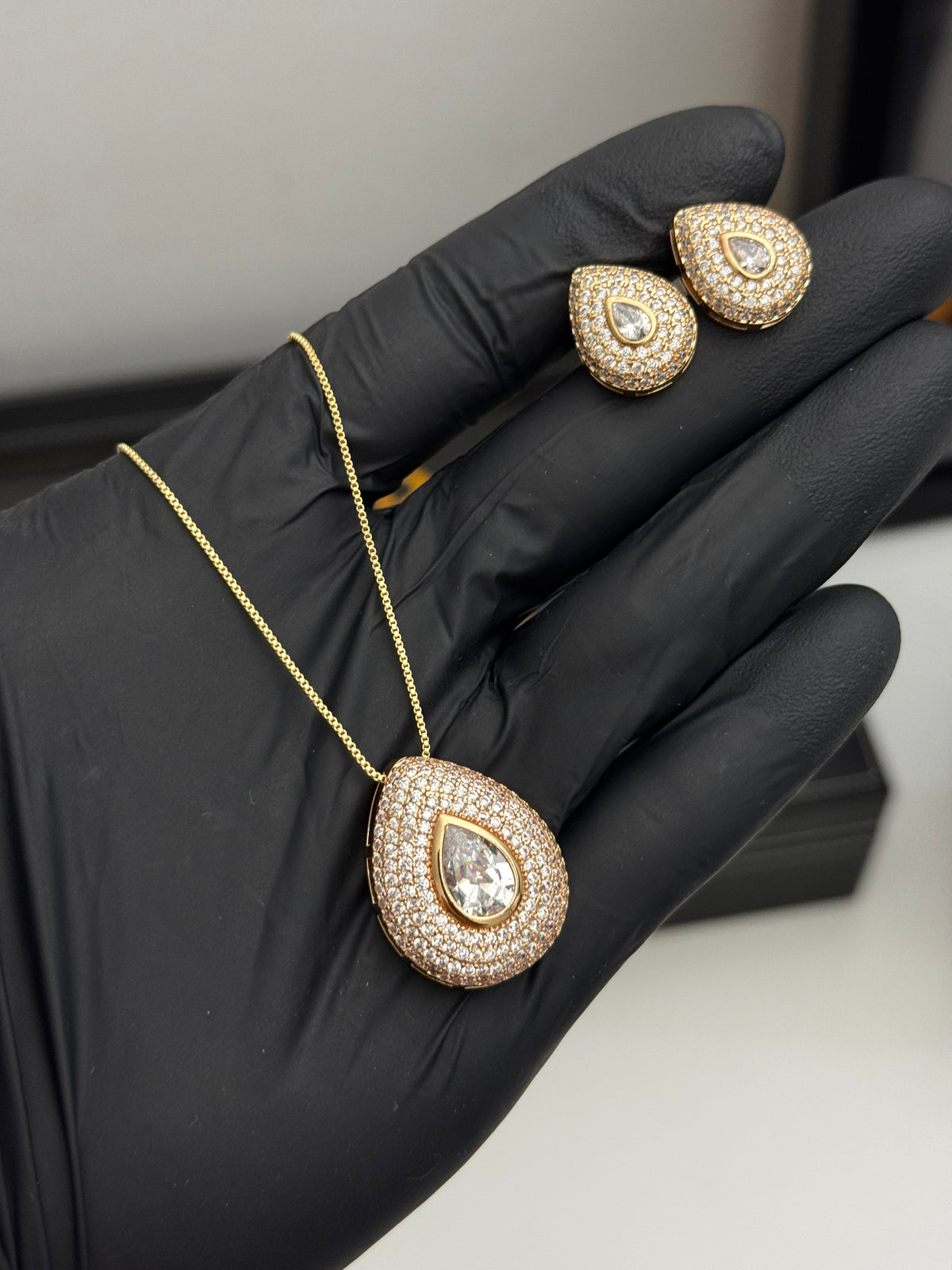 Conjunto Brincos+ colar banho de ouro