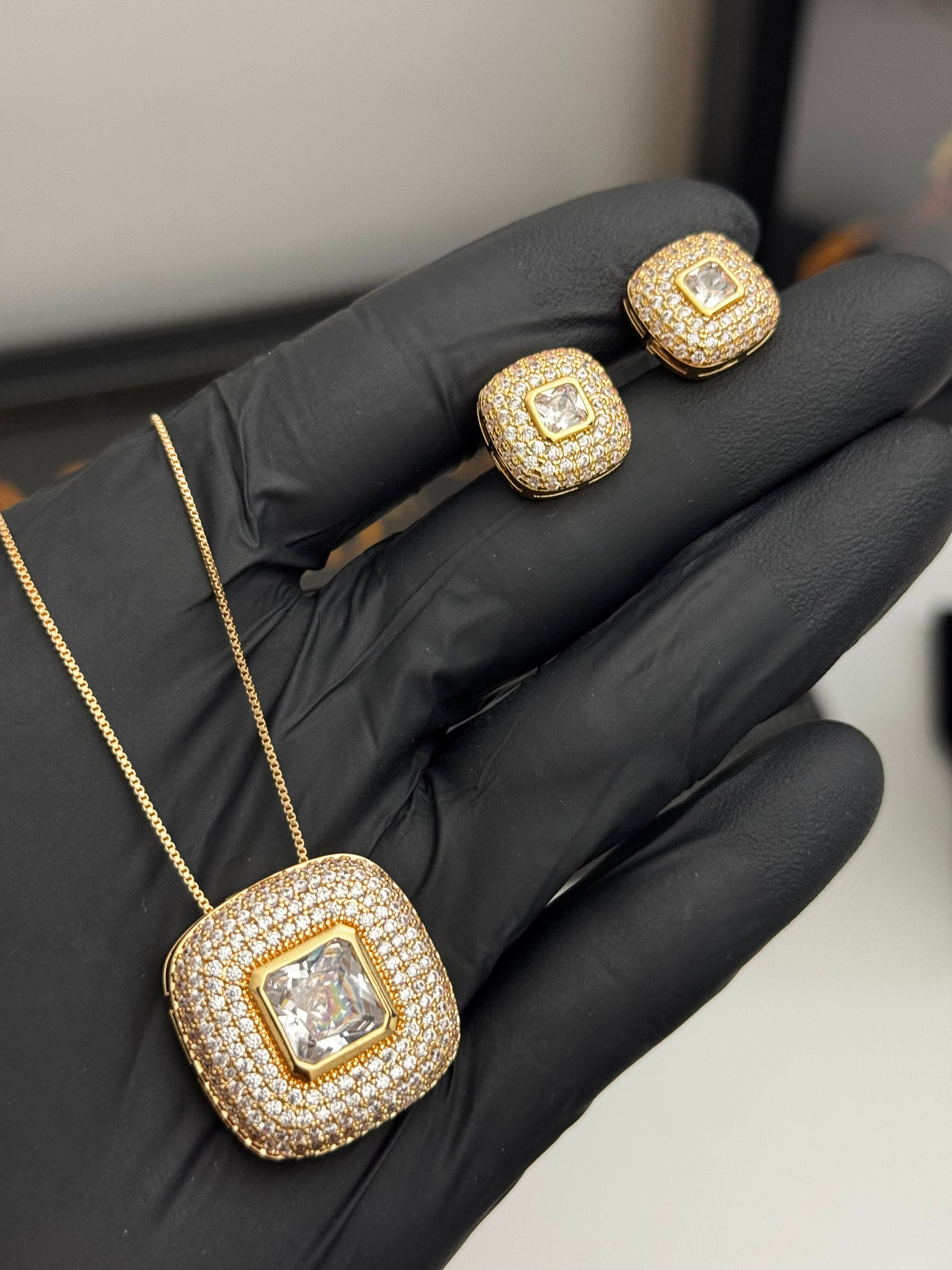 Conjunto Brincos+ colar banho de ouro