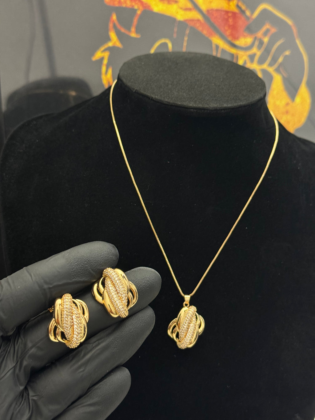 Conjunto Brincos+ colar banho de ouro