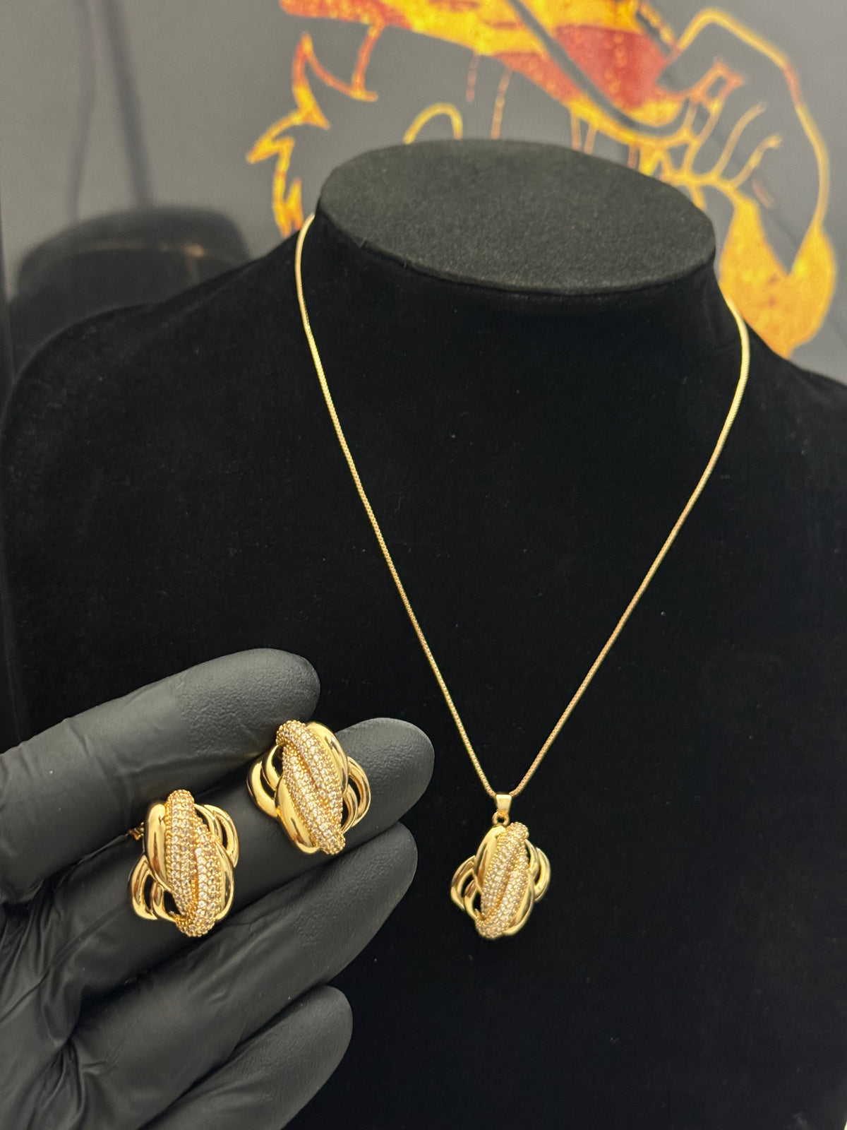 Conjunto Brincos+ colar banho de ouro