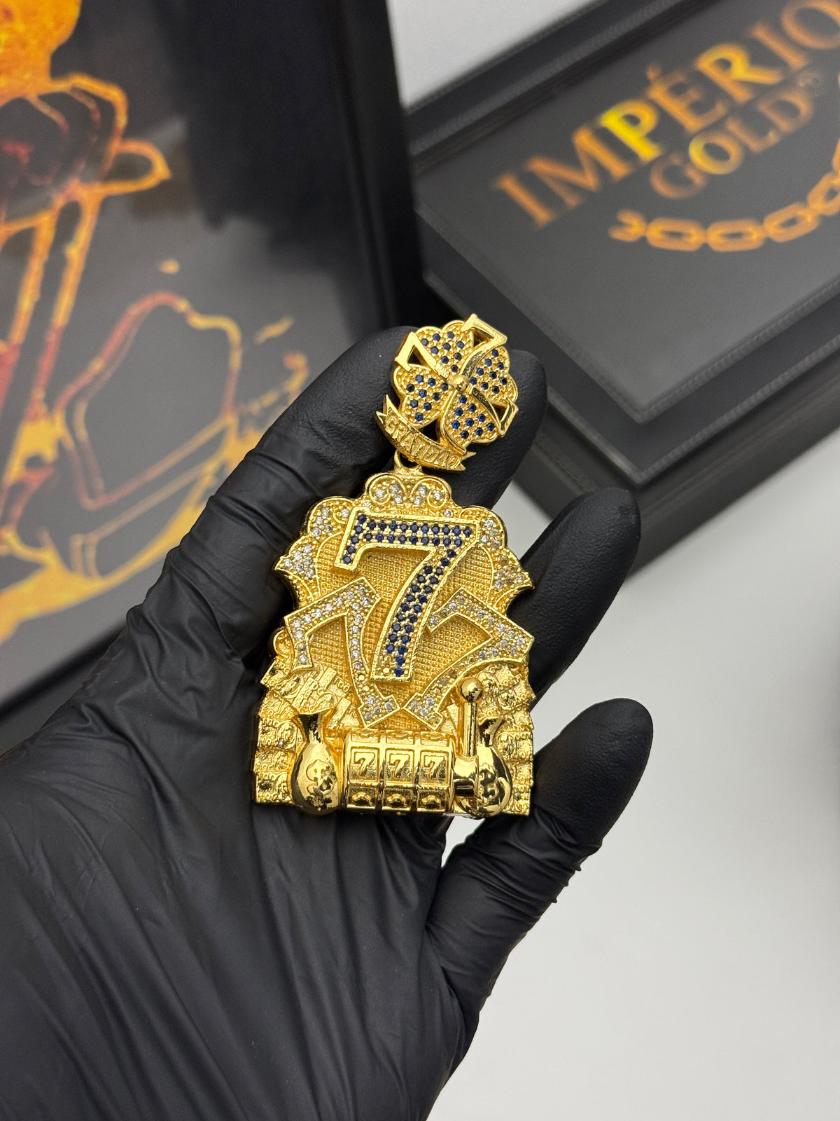 Pingente 777 Cravejado - Banhado a ouro 18k para cordão de 5mm até 10mm