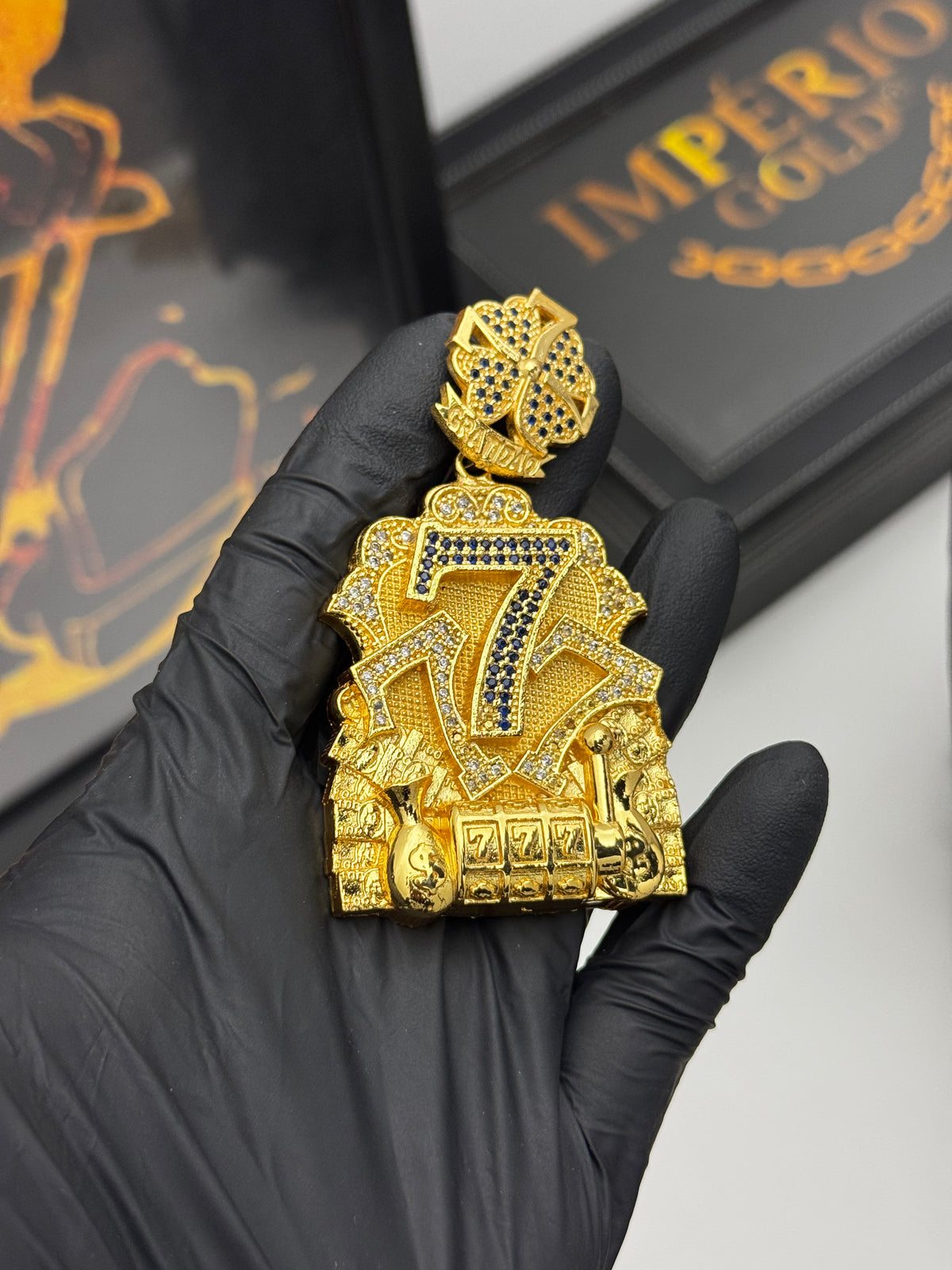 Pingente 777 Cravejado - Banhado a ouro 18k para cordão de 5mm até 10mm