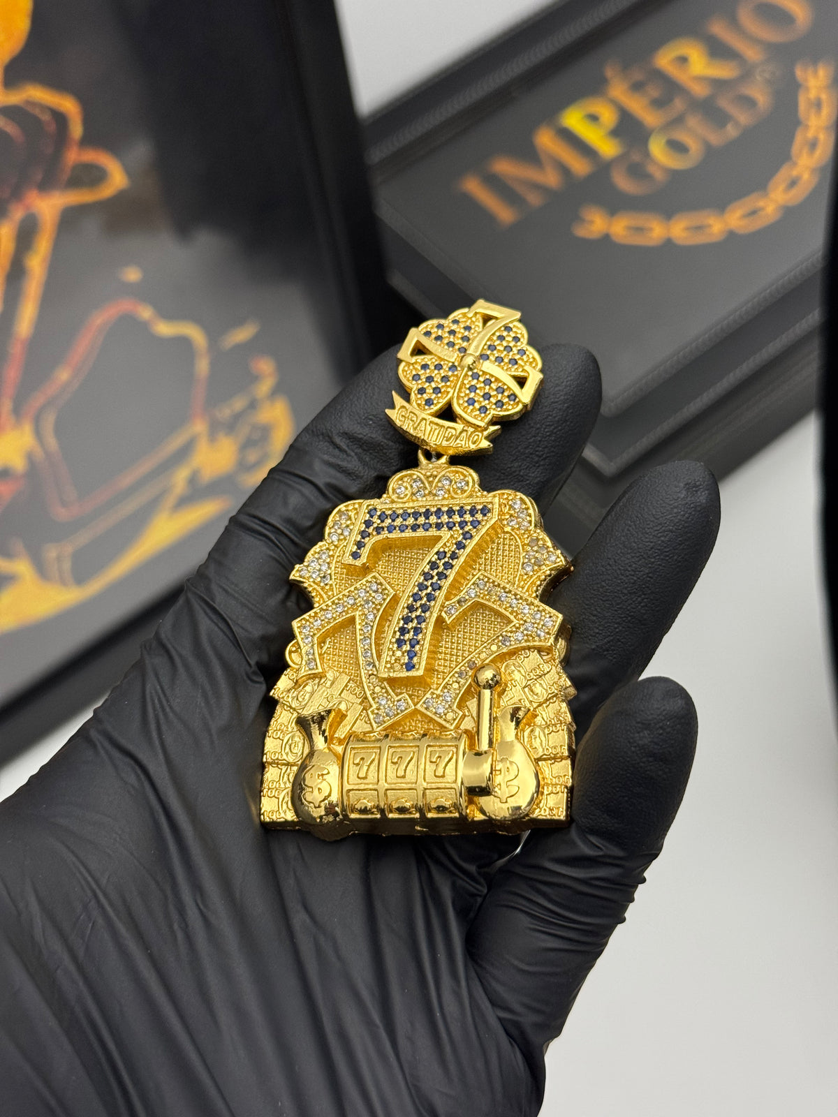 Pingente 777 Cravejado - Banhado a ouro 18k para cordão de 5mm até 10mm