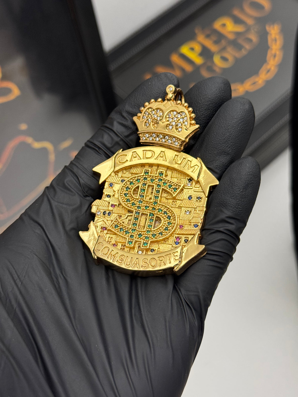 Pingente Cada um com sua Sorte Cravejado - Banhado a ouro 18k - para cordão de 5mm até 10mm