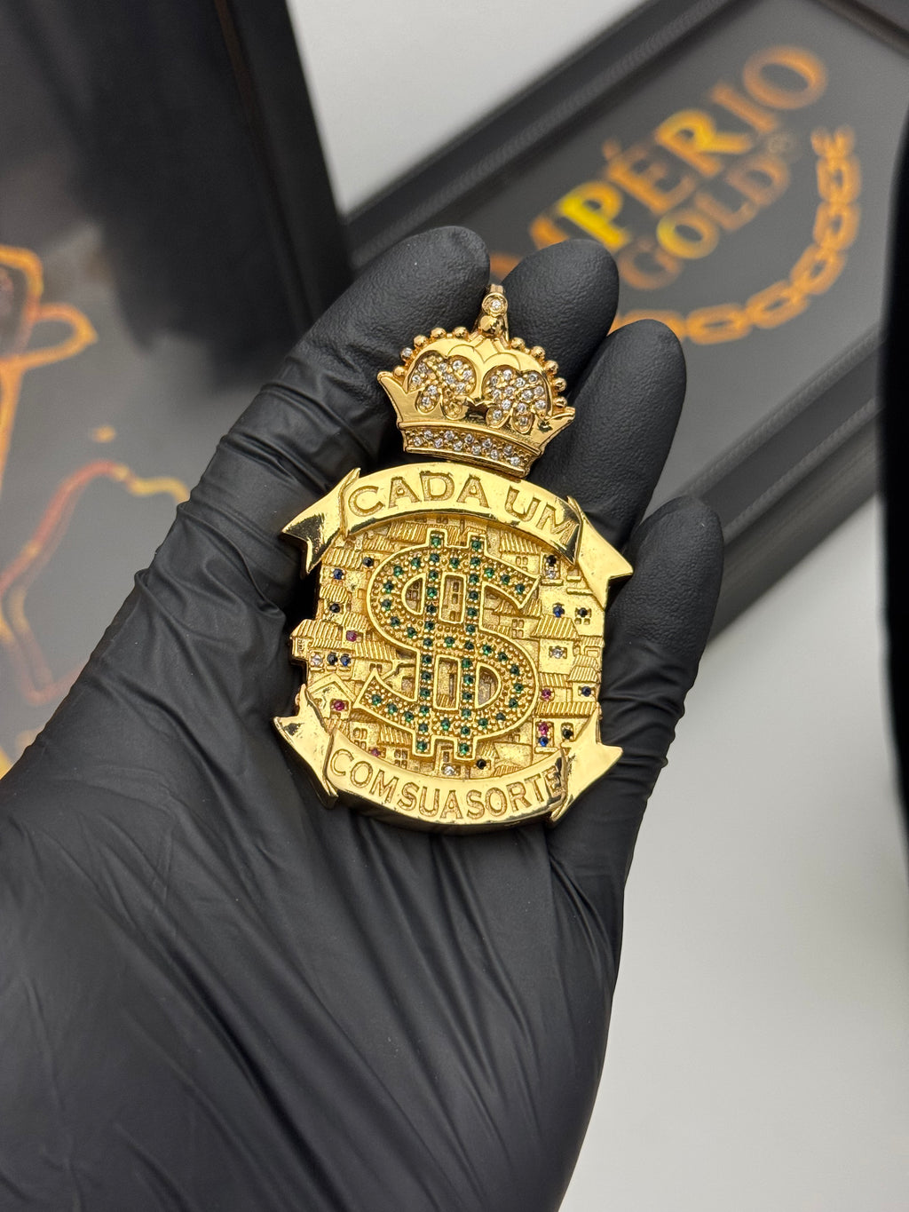 Pingente Cada um com sua Sorte Cravejado - Banhado a ouro 18k - para cordão de 5mm até 10mm