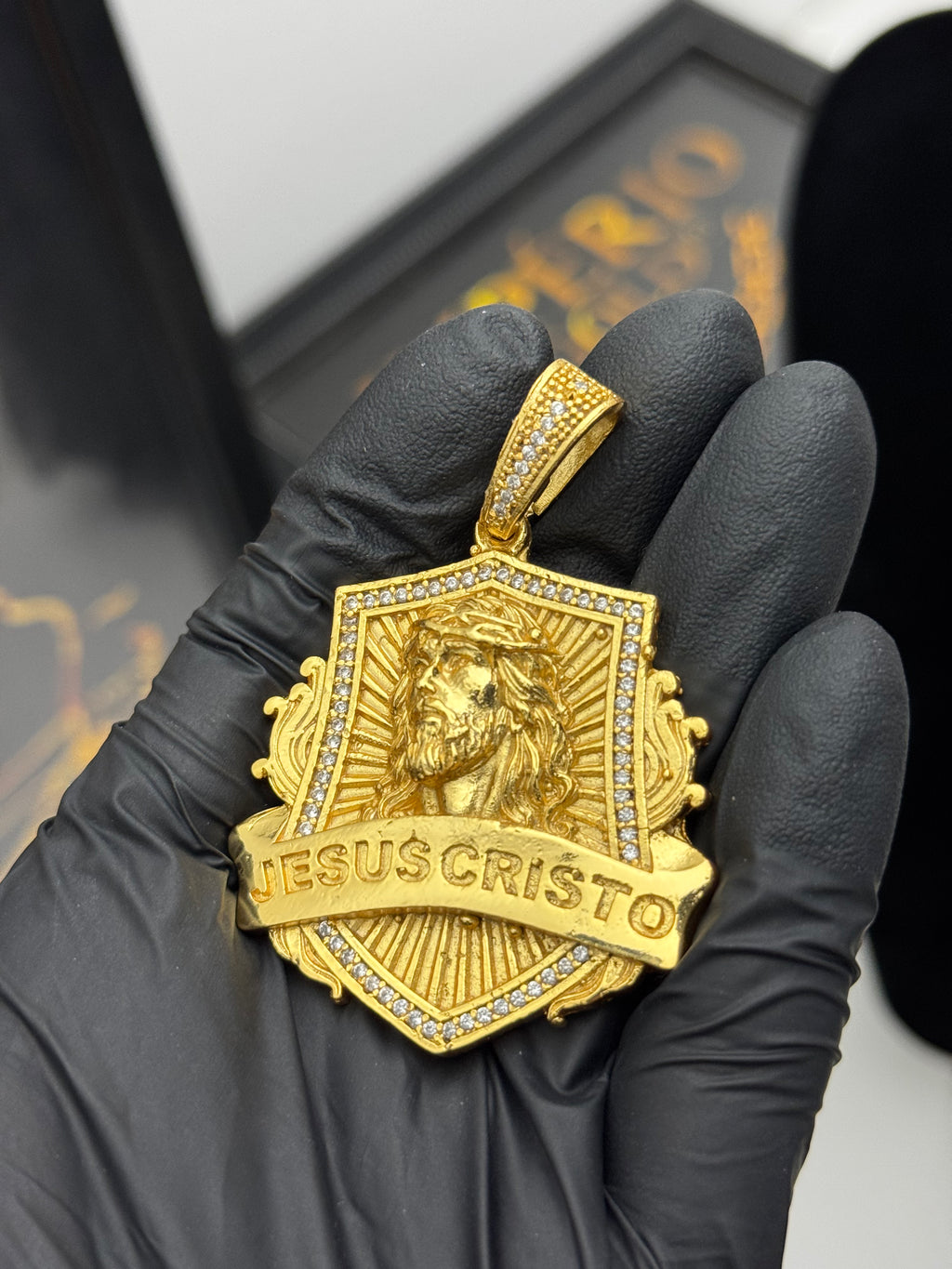 Pingente Cristo - Banhado a ouro 18k - para cordão 5mm até 10mm