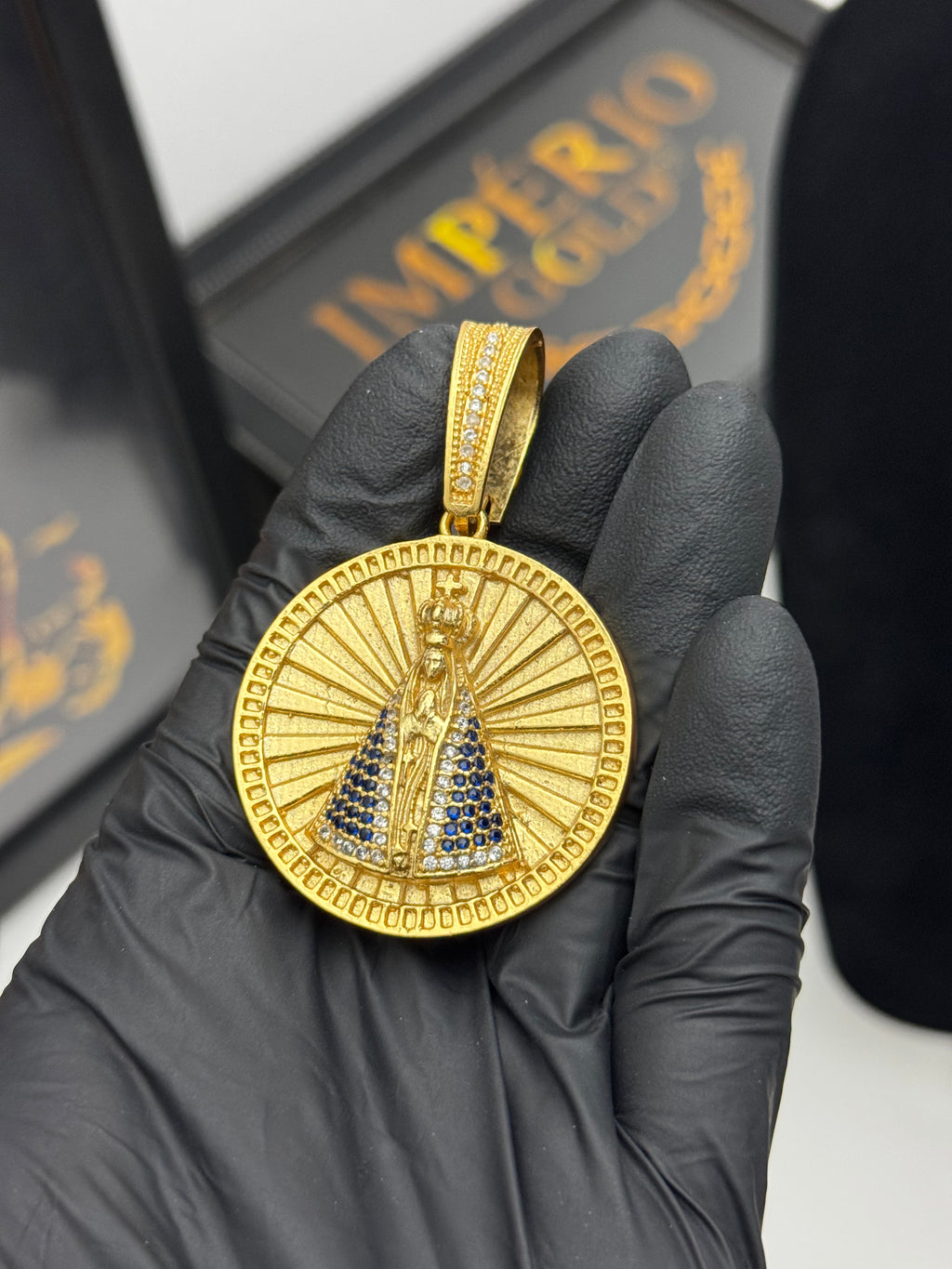Pingente Santa  - Banhado a ouro 18k - para cordão 5mm até 10mm