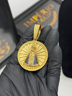 Pingente Santa  - Banhado a ouro 18k - para cordão 5mm até 10mm