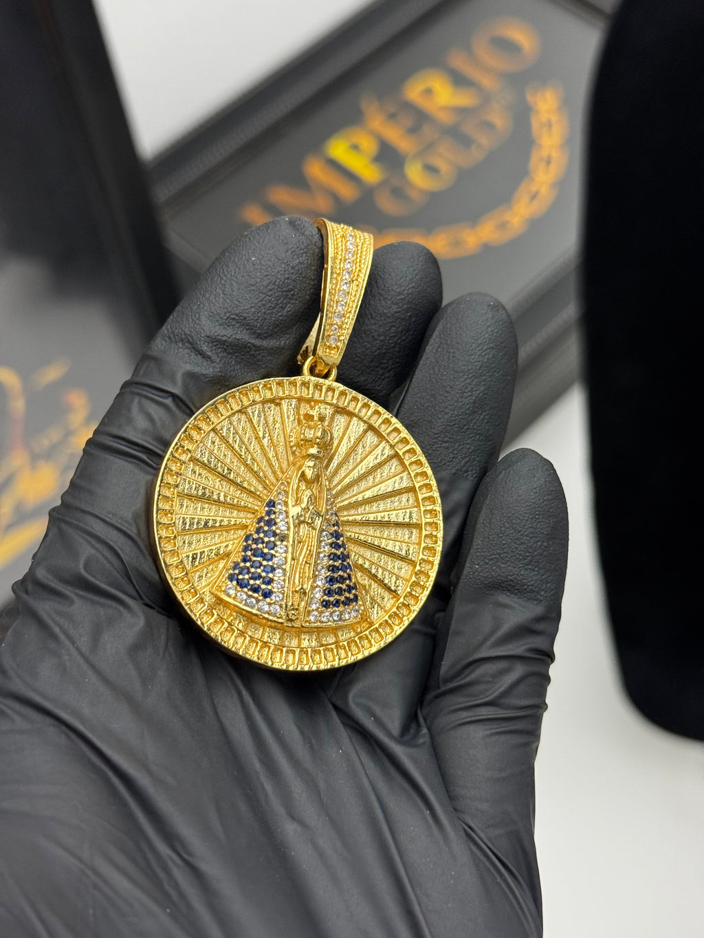 Pingente Santa  - Banhado a ouro 18k - para cordão 5mm até 10mm