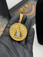 Pingente Santa  - Banhado a ouro 18k - para cordão 5mm até 10mm