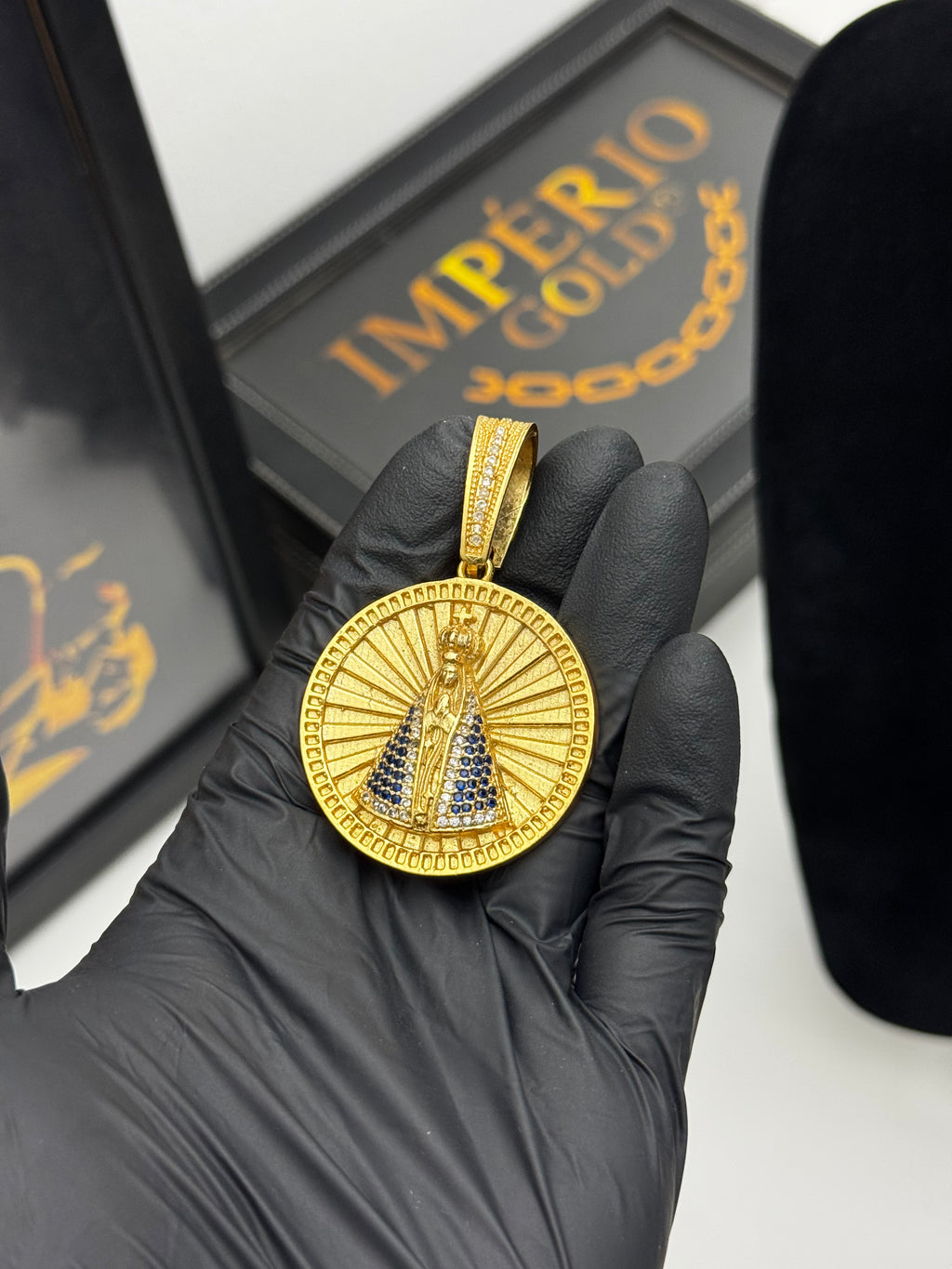 Pingente Santa  - Banhado a ouro 18k - para cordão 5mm até 10mm