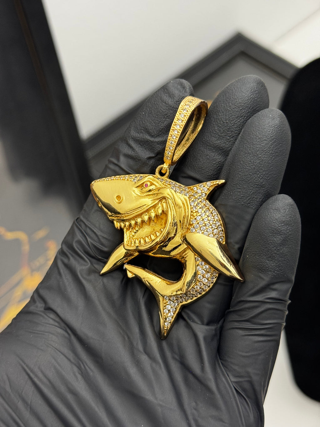 Pingente Tubarão - Banhado a ouro 18k - para cordão 5mm até 10mm