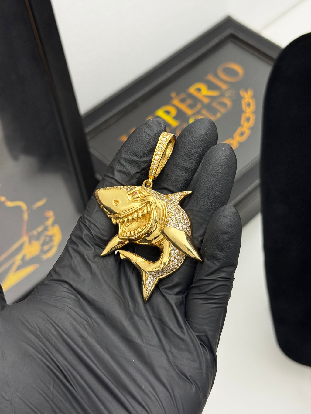 Pingente Tubarão - Banhado a ouro 18k - para cordão 5mm até 10mm