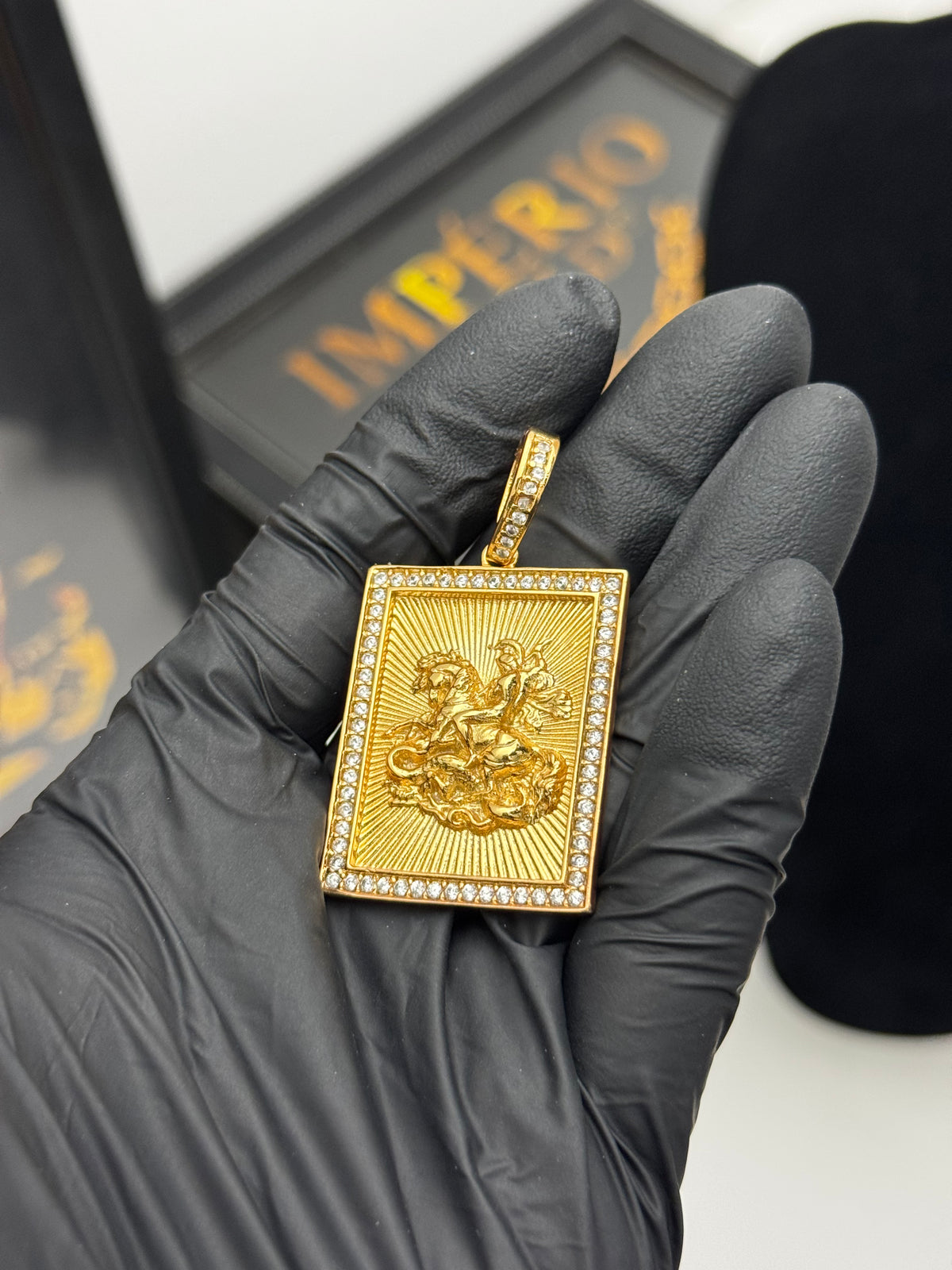 Pingente Placa - Banhado a ouro 18k - para cordão 3mm até 7mm