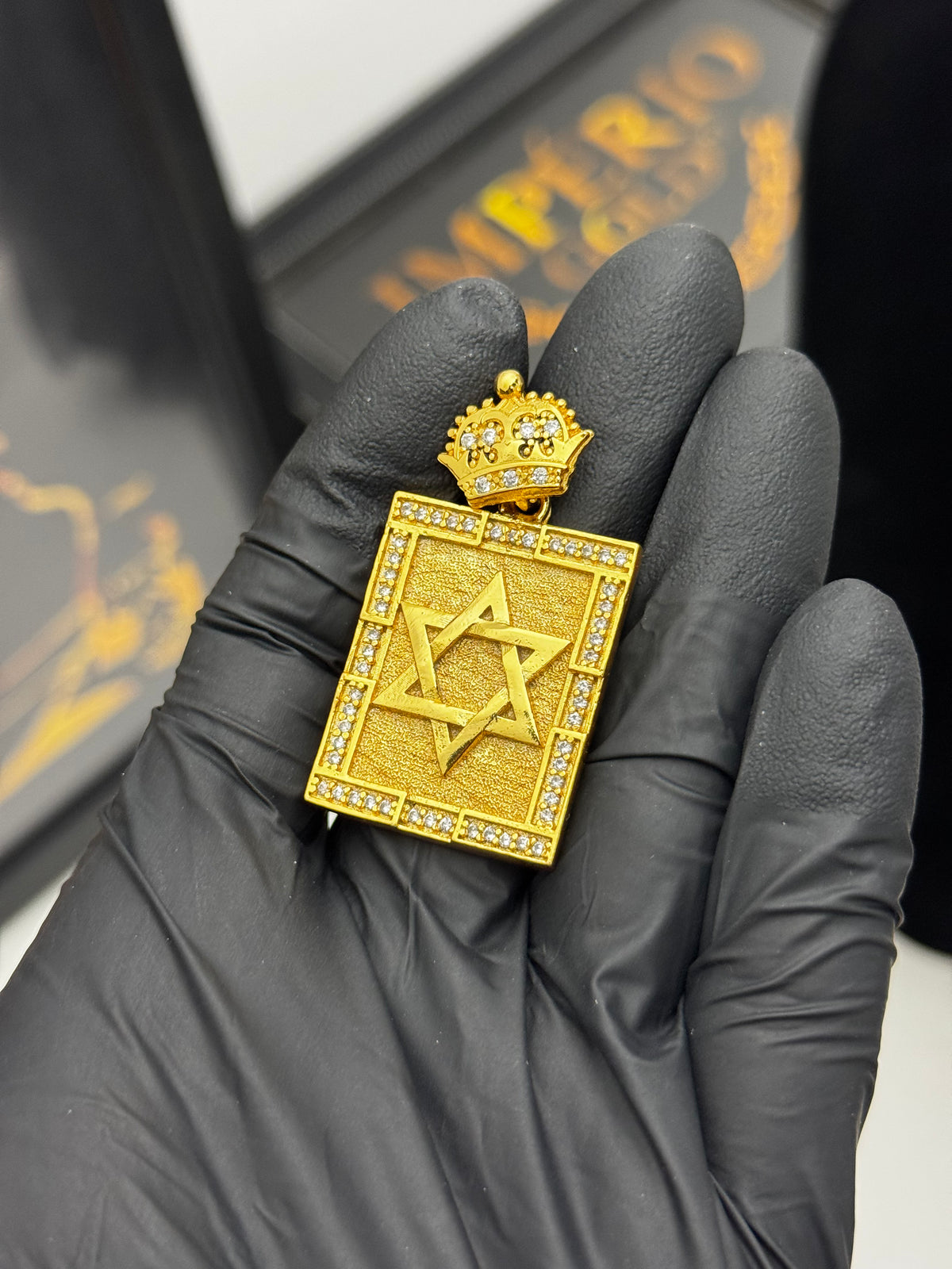 Pingente Placa - Banhado a ouro 18k - para cordão 3mm até 7mm