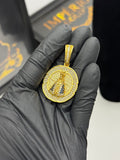Pingente Santa - Banhado a ouro 18k - para cordão 3mm até 7mm