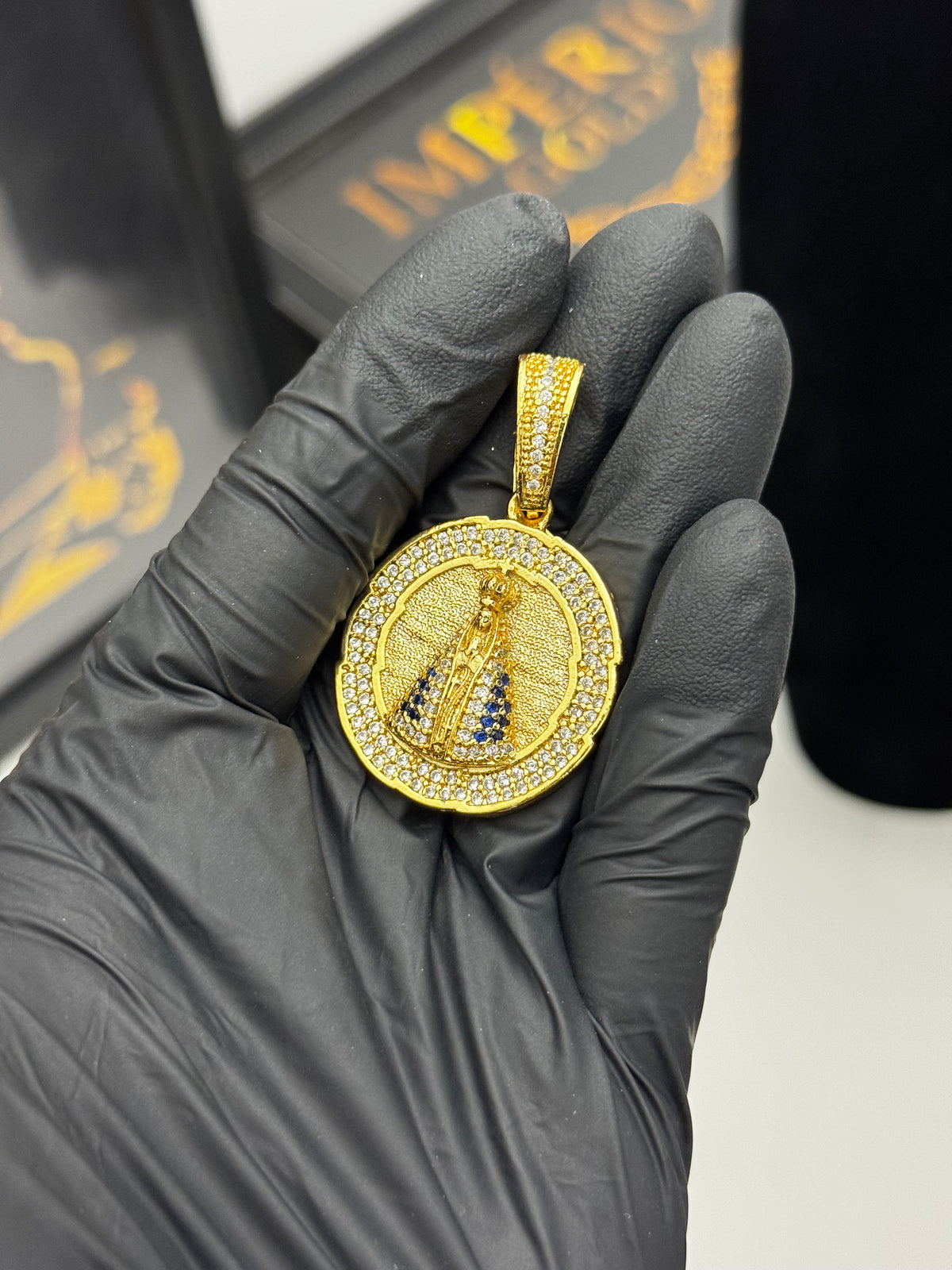 Pingente Santa - Banhado a ouro 18k - para cordão 3mm até 7mm