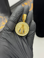 Pingente Santa - Banhado a ouro 18k - para cordão 3mm até 7mm