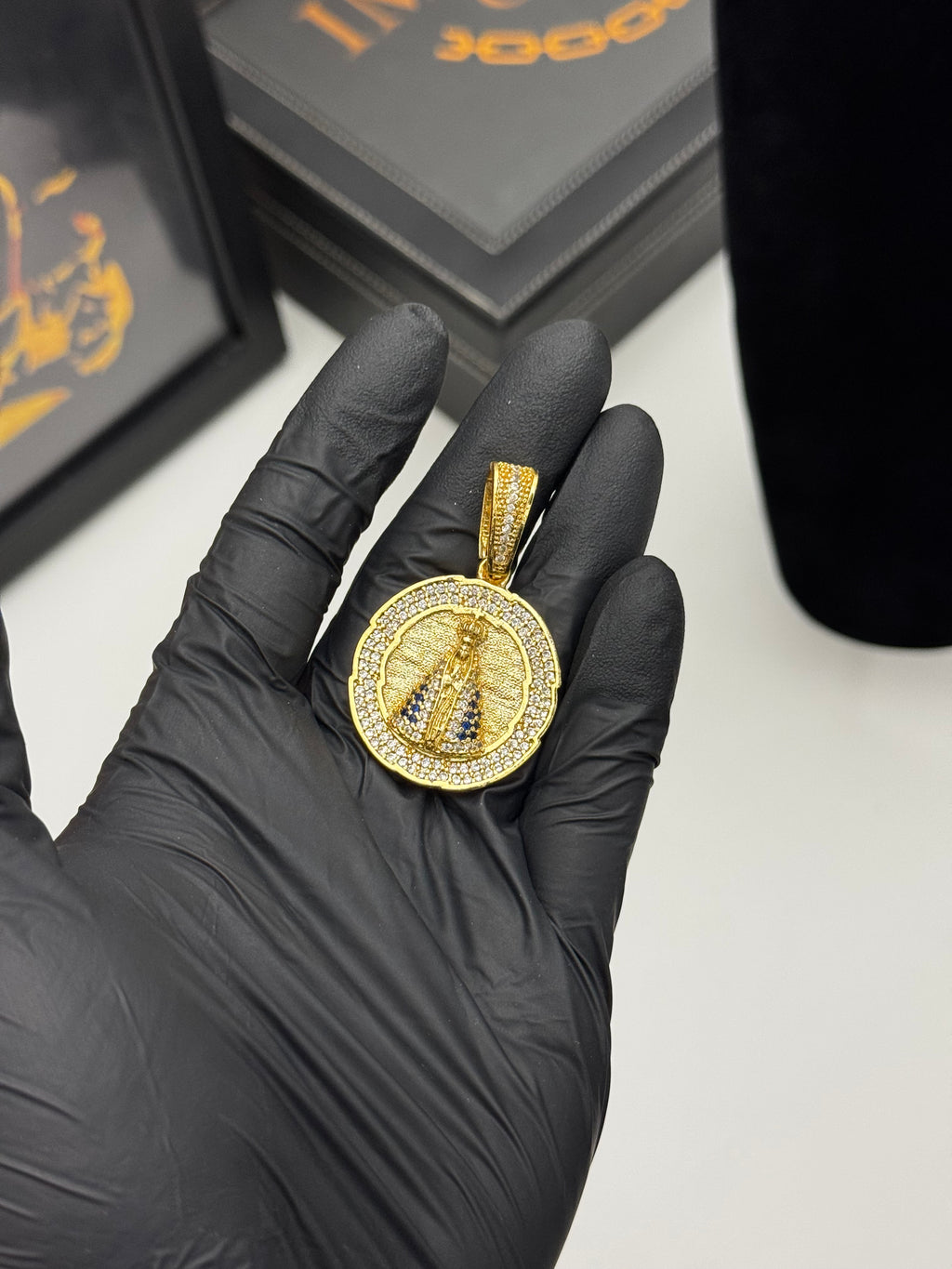Pingente Santa - Banhado a ouro 18k - para cordão 3mm até 7mm