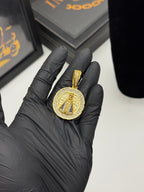 Pingente Santa - Banhado a ouro 18k - para cordão 3mm até 7mm