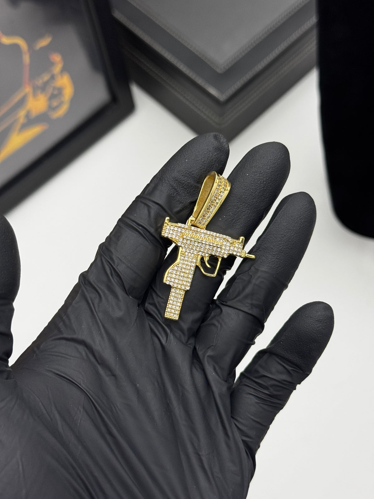 Pingente Cravejado - Banhado a ouro 18k - para cordão 3mm até 7mm