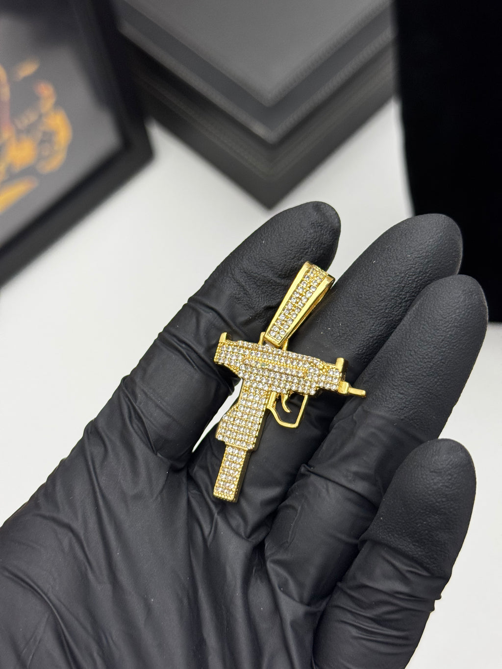 Pingente Cravejado - Banhado a ouro 18k - para cordão 3mm até 7mm
