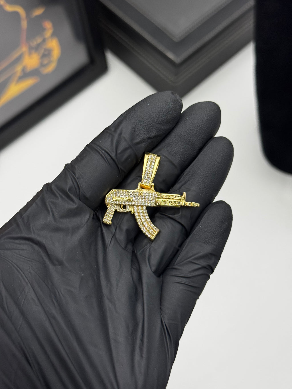 Pingente Cravejado - Banhado a ouro 18k - para cordão 3mm até 7mm