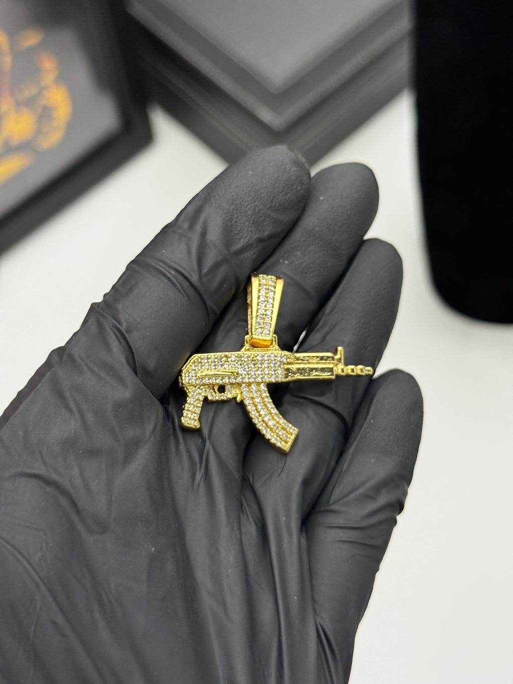 Pingente Cravejado - Banhado a ouro 18k - para cordão 3mm até 7mm