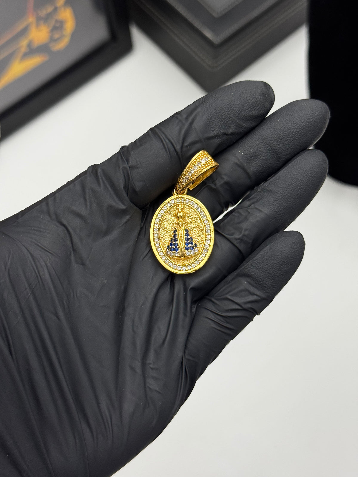 Pingente Santa - Banhado a ouro 18k - para cordão 3mm até 5mm