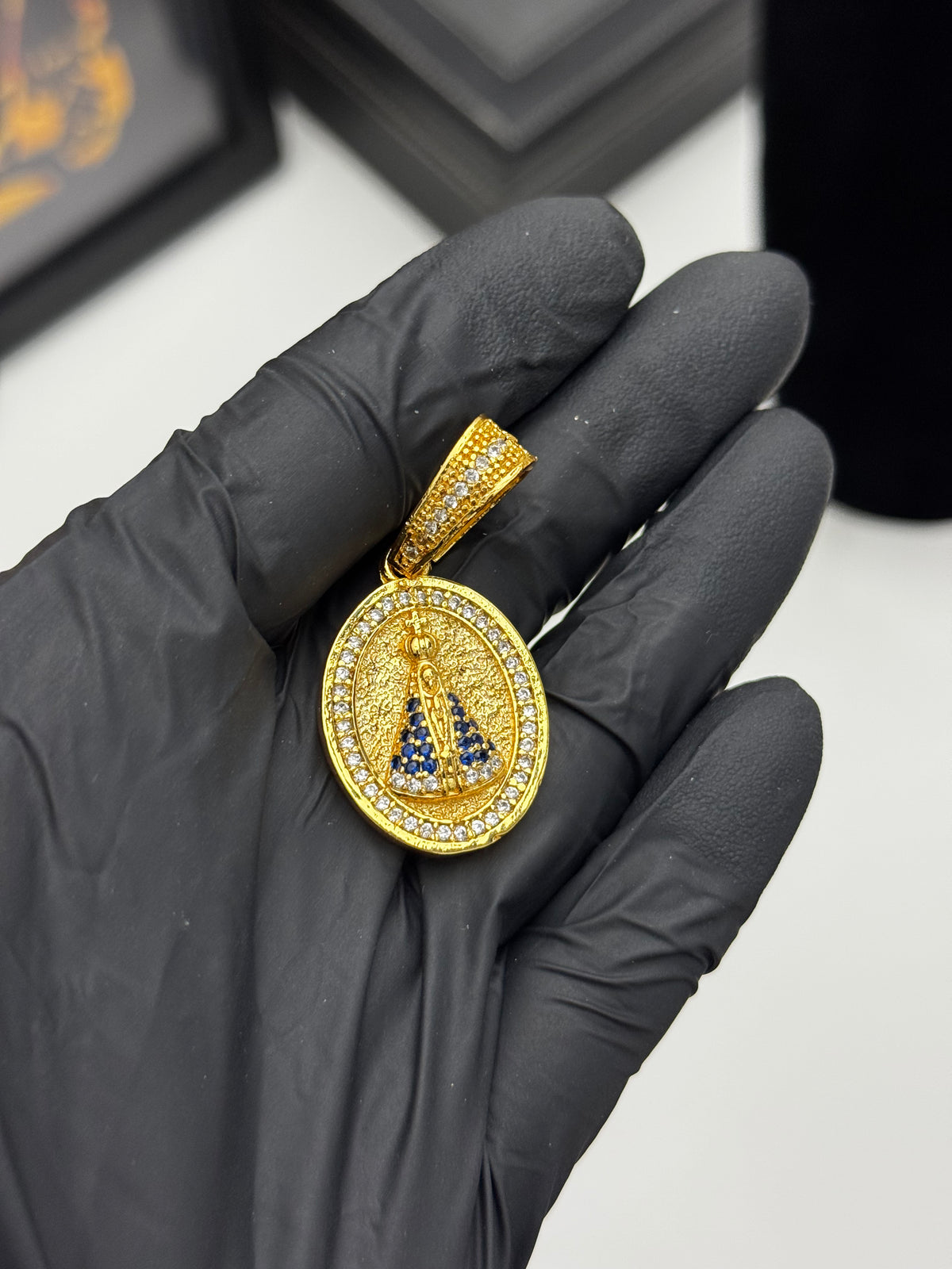Pingente Santa - Banhado a ouro 18k - para cordão 3mm até 5mm