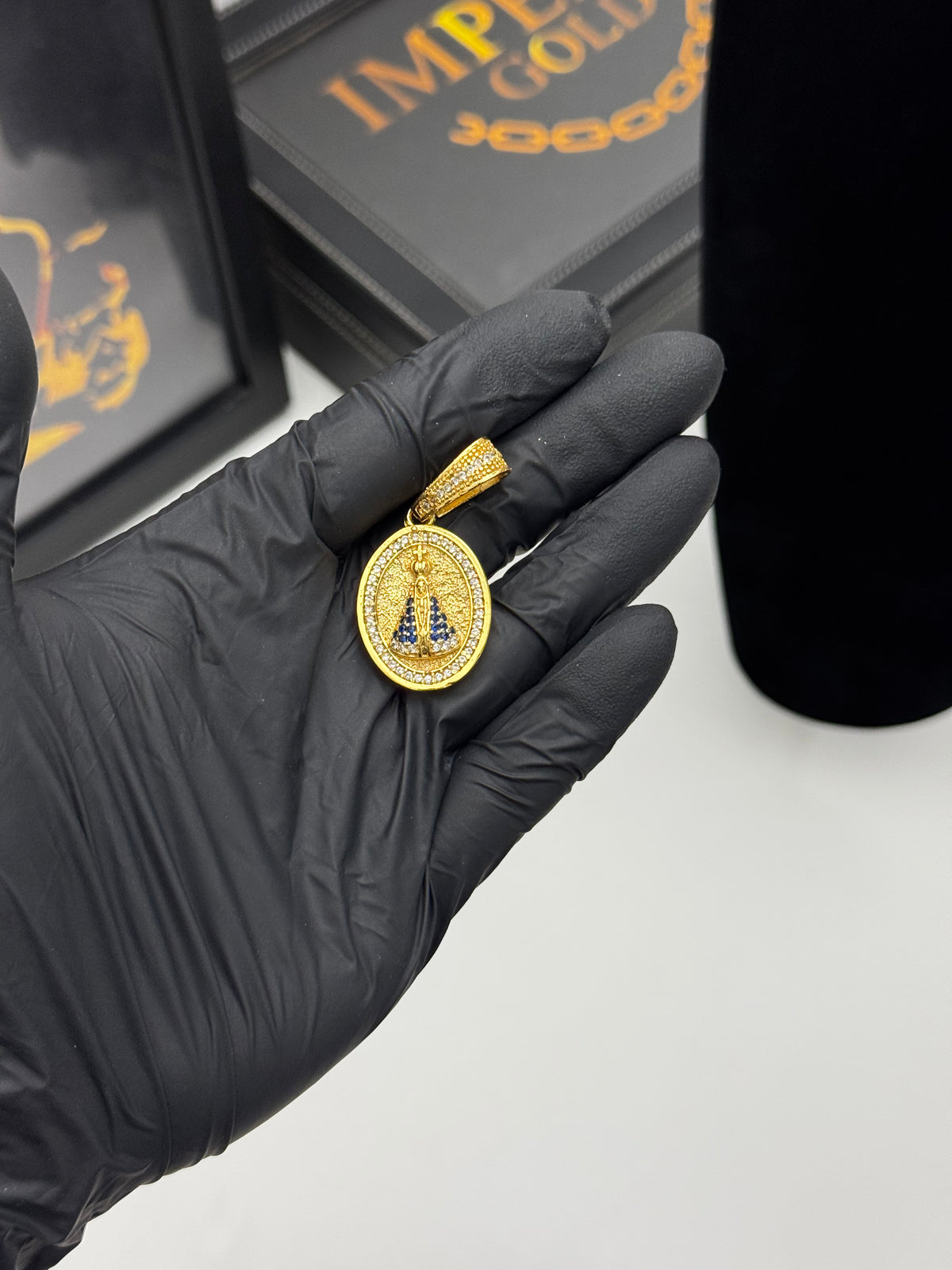 Pingente Santa - Banhado a ouro 18k - para cordão 3mm até 5mm