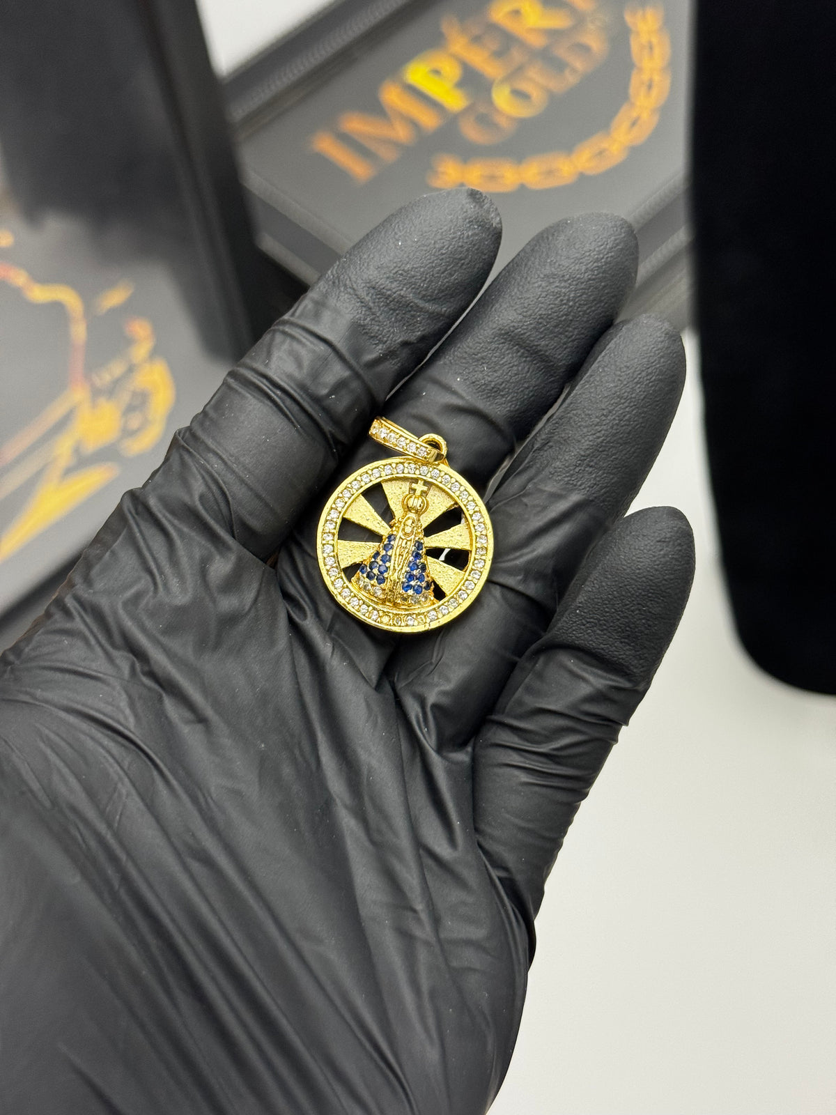 Pingente Santa - Banhado a ouro 18k - para cordão 3mm até 5mm
