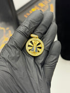 Pingente Santa - Banhado a ouro 18k - para cordão 3mm até 5mm