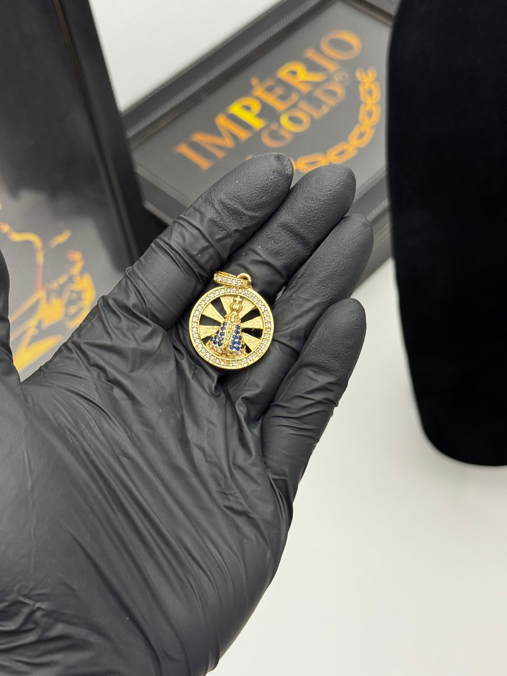 Pingente Santa - Banhado a ouro 18k - para cordão 3mm até 5mm