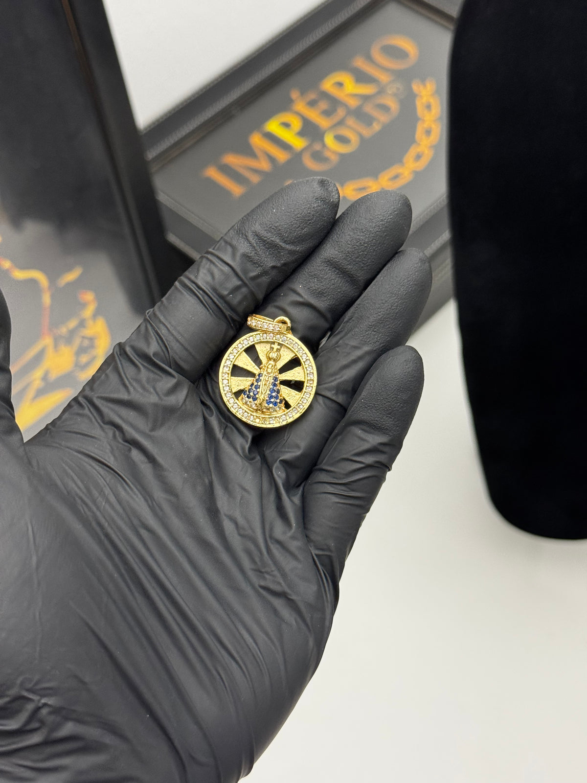 Pingente Santa - Banhado a ouro 18k - para cordão 3mm até 5mm