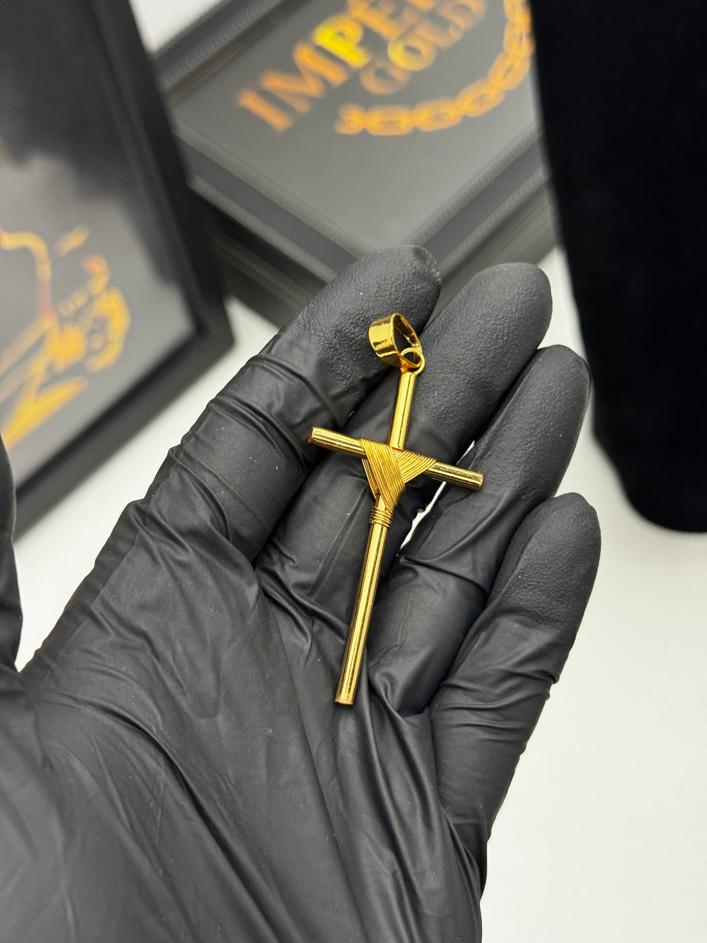 Pingente Cruz - Banhado a ouro 18k - para cordão 3mm até 5mm