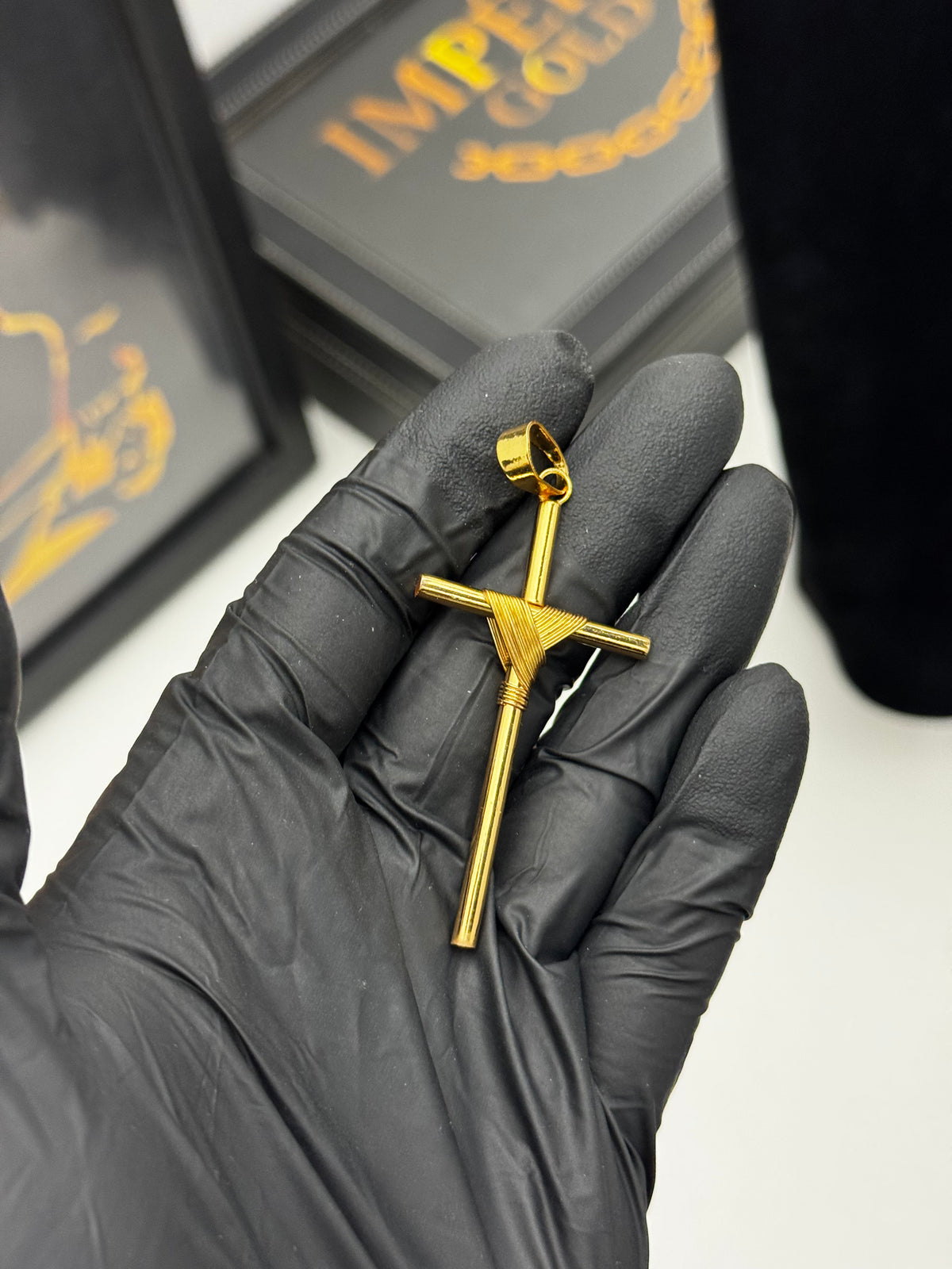 Pingente Cruz - Banhado a ouro 18k - para cordão 3mm até 5mm