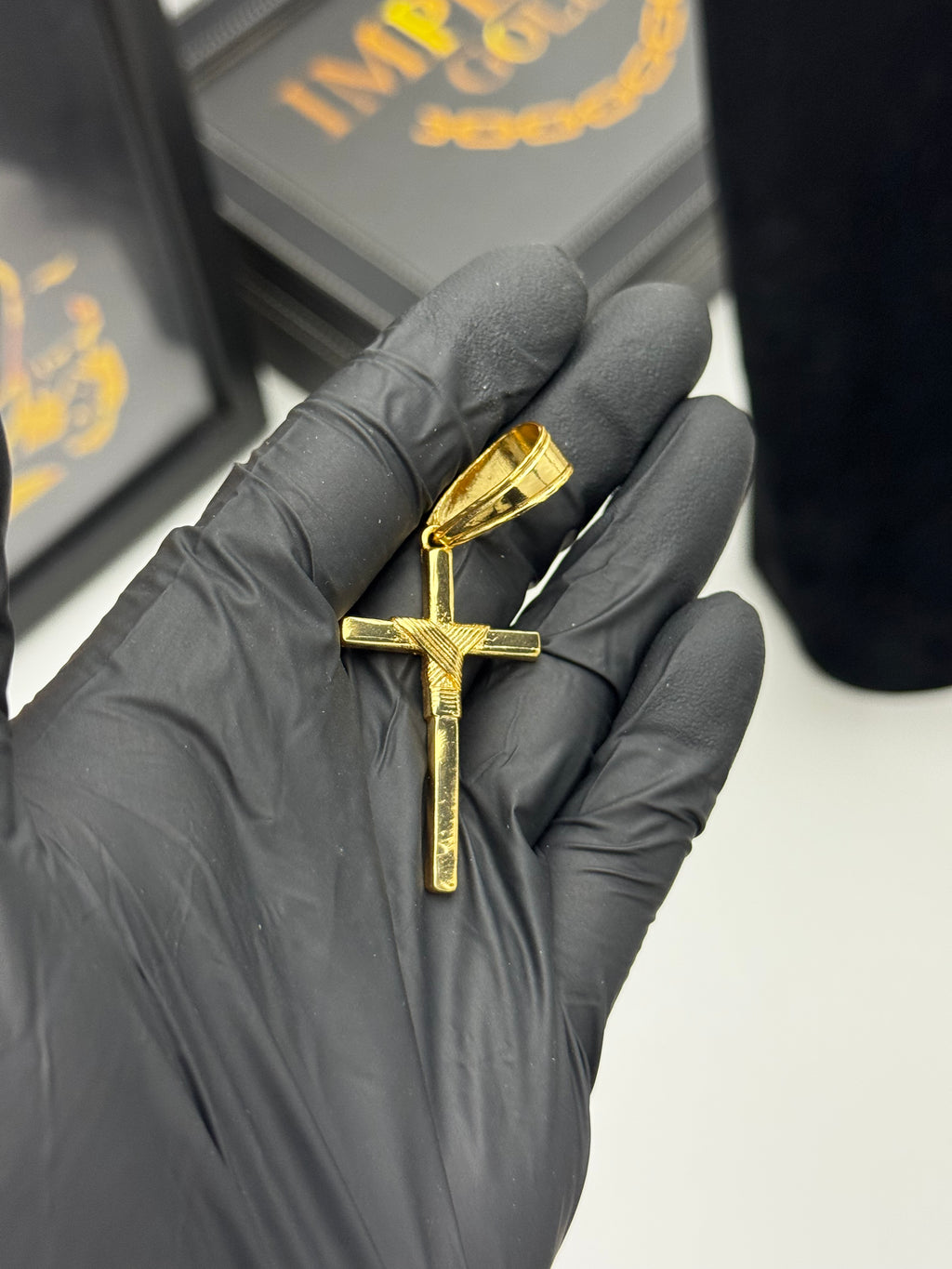 Pingente Cruz - Banhado a ouro 18k - para cordão 3mm até 6mm