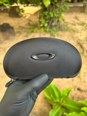 Case Oakley G